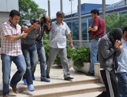 Çelik Kasa Hırsızını Saklandığı Kümesteki Tavuklar Ele Verdi