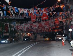 İzmir'de Seçim Afişlerinden Geçilmiyor