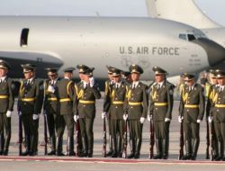 Kırgızistan’da Muhalefet Abd Askeri Üssüne Karşı