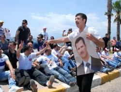 Esed Taraftarlarından Muhaliflerin Kaldığı Otelin Yakınında Protesto Gösterisi