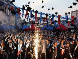 Vakfıkebir Meslek Yüksek Okulu'nda Mezuniyet Coşkusu