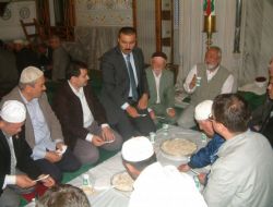 Regaip Kandili'nde Cemaate Yemek İkram Ediyorlar