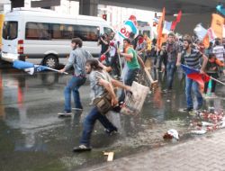 Parke Taşlarını Söküp Polise Attılar