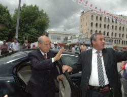 Bahçeli, Cami Bahçesinde Kendisini Alkışlayan Ve Slogan Atanlara Kızdı