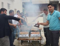 Görele'de Üniversiteliler Bahar Şenliğinde Mangal Partisi Düzenledi