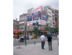 Çorlu'da Partilerin 'Afiş Kardeşliği'