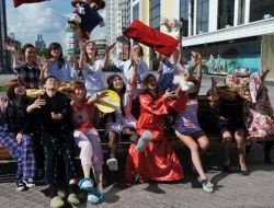 Üniversite Öğrencileri Sokak Ortasında Uyudu