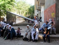 Diyarbakır'da Sınav İçin Çocuklarına Dua Eden Aileler