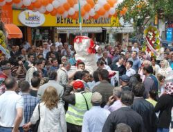 Şube Açan Kahramanmaraş Dondurmacısı, Vatandaşa Yarım Ton Dondurma Dağıttı