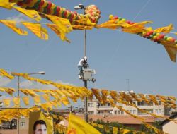 Bdp’liler Mitingde Mobese Kameralarını Kırdı