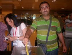 Demokrasi İçin Kilometrelerce Öteden Oy Kullanmaya Geldiler