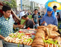 İzmirliler, Başbakan Erdoğan'ı Panayır Havasında Karşıladı