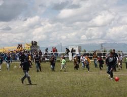 Aileleri Bdp Mitingine Katılan Çocuklar, Polislerle Futbol Oynamayı Tercih Etti