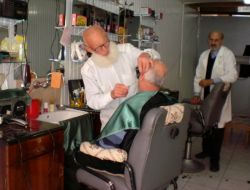 Ardeşenli Berber Rıfkı Dede, Saçı Az Olan Müşteriden Az Ücret Alıyor