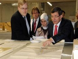 Davutoğlu, Osmanlı Devleti'nin Hollanda'ya Gönderdiği İlk Fermanı İnceledi