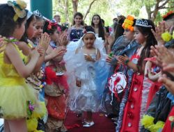 Çevre Kirliliğine, Çöp Elbiselerle Dikkat Çektiler