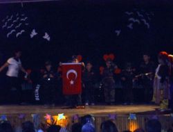 Anaokulu Öğrencilerinin 'Çanakkale Geçilmez' Oyunu Ayakta Alkışlandı