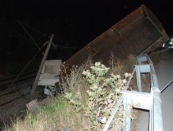 Kamyon, Tren Yoluna Düştü!