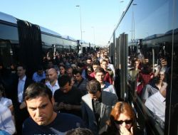 Metrobüs Arızalandı, Yolcular Yaya Kaldı!