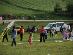 Veliler, Çocuklarıyla Birlikte Uçurtma Uçurdu
