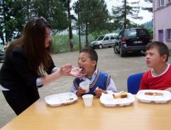 Zihinsel Engellileri Eğiten Öğretmenin Meslek Sevgisi Velileri İmrendiriyor