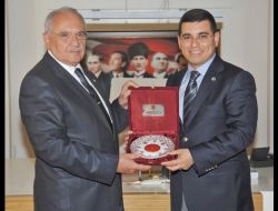 Bakan Gönül, Hizmetlerinden Dolayı Tütüncü'ye Teşekkür Plaketi Verdi