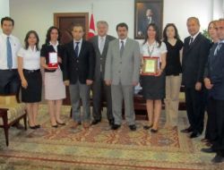 Başarılı Öğrenciler, Vali Ve Milli Eğitim Müdürü'nü Ziyaret Etti