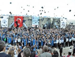 Dpü'de Mezuniyet Sevinci: 7 Bin Öğrenci Kep Fırlattı