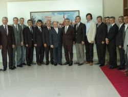 Sesli’ye Destek İçin Uşak’a Gelen Tim Üyeleri Vali Çakacak’ı Ziyaret Etti