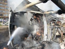 Trafik İşaretlerine Çarpan Otobüs Yandı