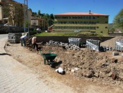 Bitlis Belediyesi'nin Kaldırım Ve Duvar Çalışmaları Devam Ediyor