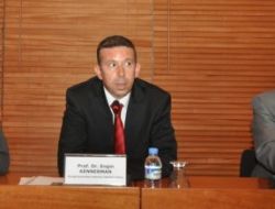 Keneden Korunmak İçin Uzun Kollu Açık Renk Giysiler Giyin