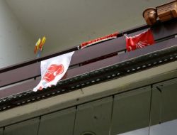 Aynı Balkonda Chp ve Mhp Bayrağı