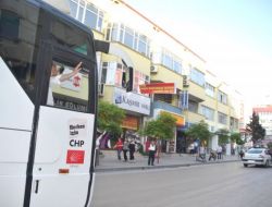 Chp'li Adayı, Pankartla Şikayet Etti!