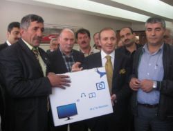 Büyükşehir Belediyesi Muhtarlara Bilgisayar Dağıttı