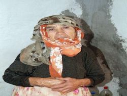 Yaşlı Kadın, 4 Torunuyla Yıllardır Suyu Olmayan Evde Yaşıyor