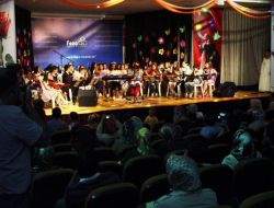 Fezalı Minik Öğrencilerin Keman Konseri Büyükleri Etkiledi
