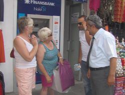 Bağımsız Aday Hızını Alamayıp Turistlerden De Oy İstedi