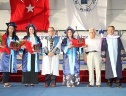 Fakülte Birincisine Diplomasını Rektörün İlkokul Öğretmeni Verdi