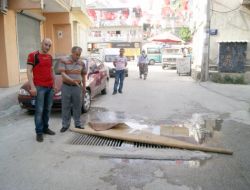 Bayraklı'da 16 Yıldır Lağım Kokusu Çeken Vatandaşlar İsyan Etti