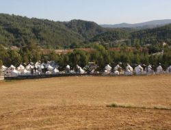 Suriyeliler Cuma Namazı'nı Bekliyor