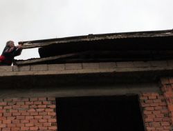 Sivas’ta Rüzgar, Çatıları Uçurdu, Ağaçları Kökünden Söktü