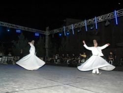 Güler, 'Medeniyetler Buluşuyor Şenliği’de Partililerle Halay Çekti