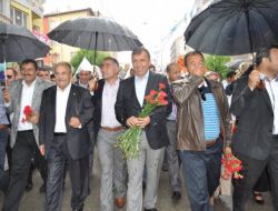 YAĞMUR ALTINDA SEVGİ YÜRÜYÜŞÜ