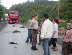 Mahallelerinde Beton Kamyonlarını İstemeyen Kadınlar Yol Kapattı