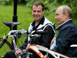 Putin Ve Medvedev Bisiklet Sürdü..