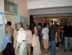 İzmir'de Vatandaşlar Sandıklara Akın Etti