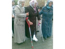 Felçli Kadın, Tekerlekli Sandalyesiyle Oy Kullanmaya Geldi