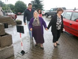 Ameliyatlı Ayağıyla Oy Kullanmaya Geldi