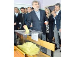 Bakan Yıldız, Oy Kullanmak İçin Vatandaşlarla Sırada Bekledi